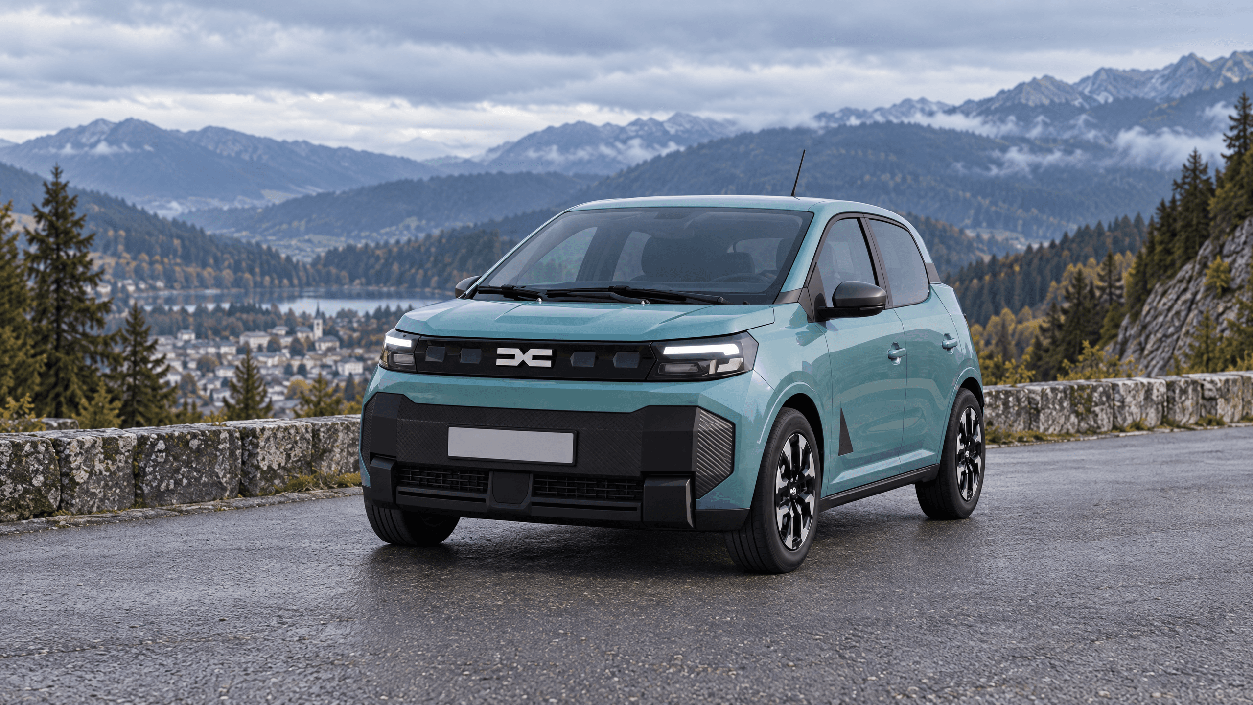 Dacia Spring electrică pe un drum de belvedere, deasupra unui orășel de munte învăluit în nori